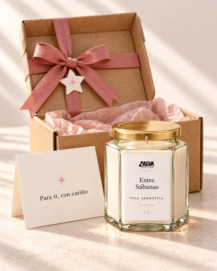 Pack de Navidad Detalle ZAEVA: vela aromática de soja de 200 g junto a su caja de regalo con lazo y tarjeta
