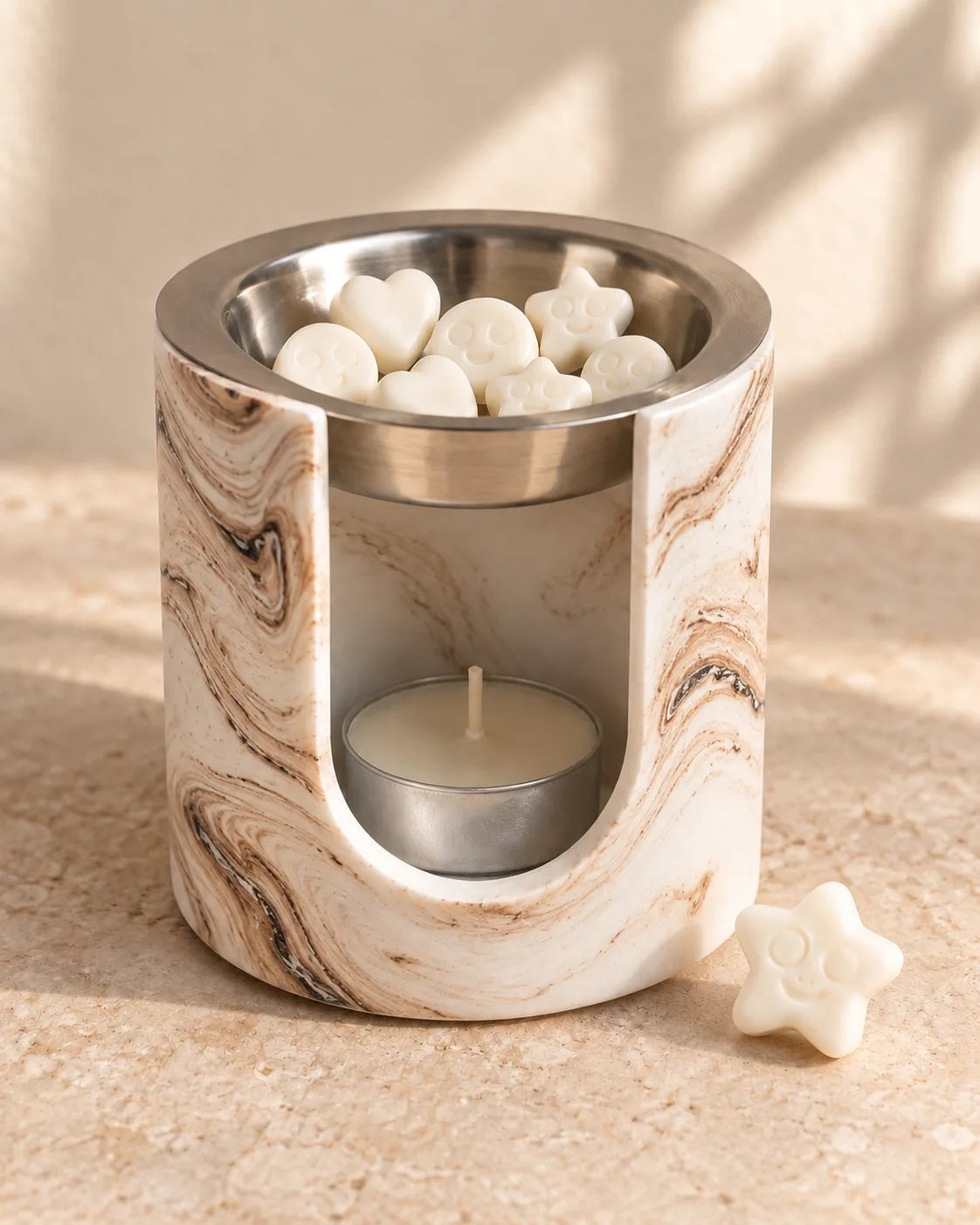 Quemador de wax melts ZAEVA Nido en resina marmoleada con vela de té, a la luz de la tarde