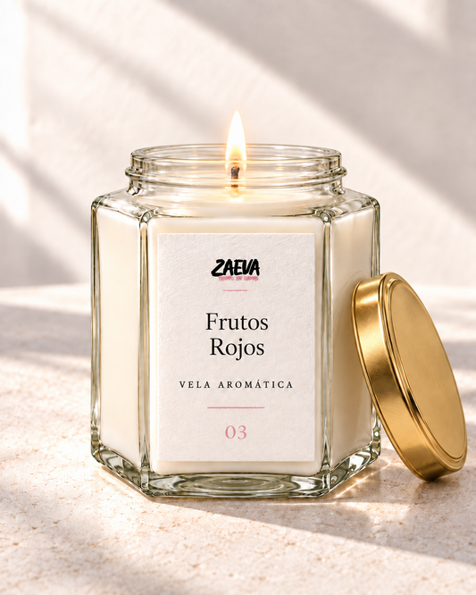 Vela aromática Frutos Rojos ZAEVA encendida con tapa dorada
