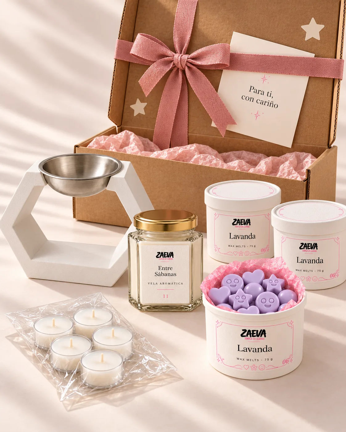 Pack de Navidad Completo ZAEVA: quemador Arco geométrico, vela aromática de 200 g, tres tarrinas de wax melts y velas de té delante de su caja de regalo con lazo