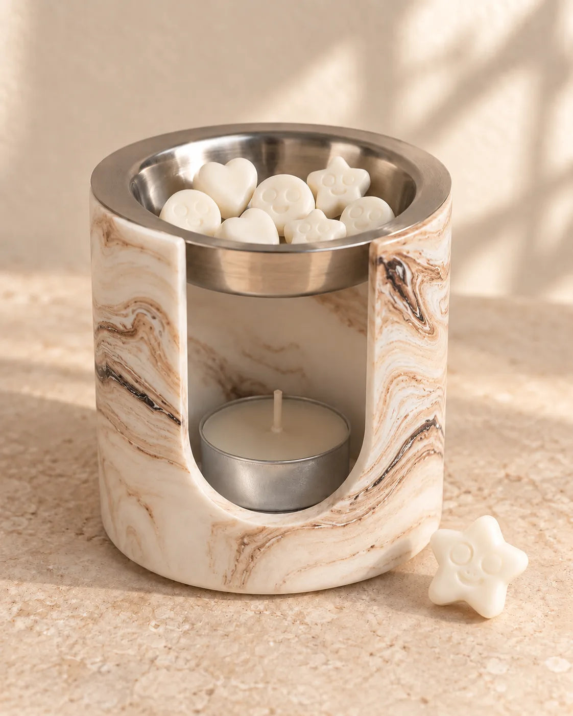 Quemador ZAEVA Nido marmoleado a mano, con vetas de resina y wax melts en el plato metálico