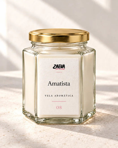 Vela aromática Amatista de ZAEVA, cera de soja en tarro hexagonal de vidrio con tapa dorada