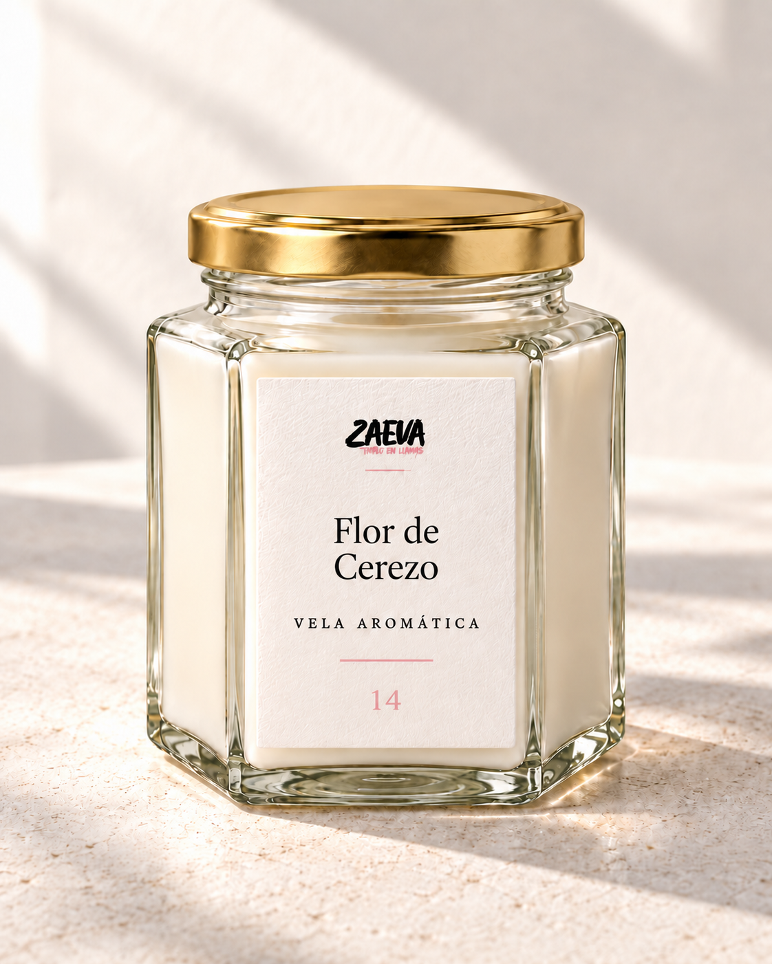 Vela aromática Bambú y Flor de Cerezo de ZAEVA con la tapa dorada puesta