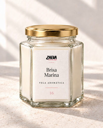 Vela aromática Brisa Marina de ZAEVA con la tapa dorada puesta