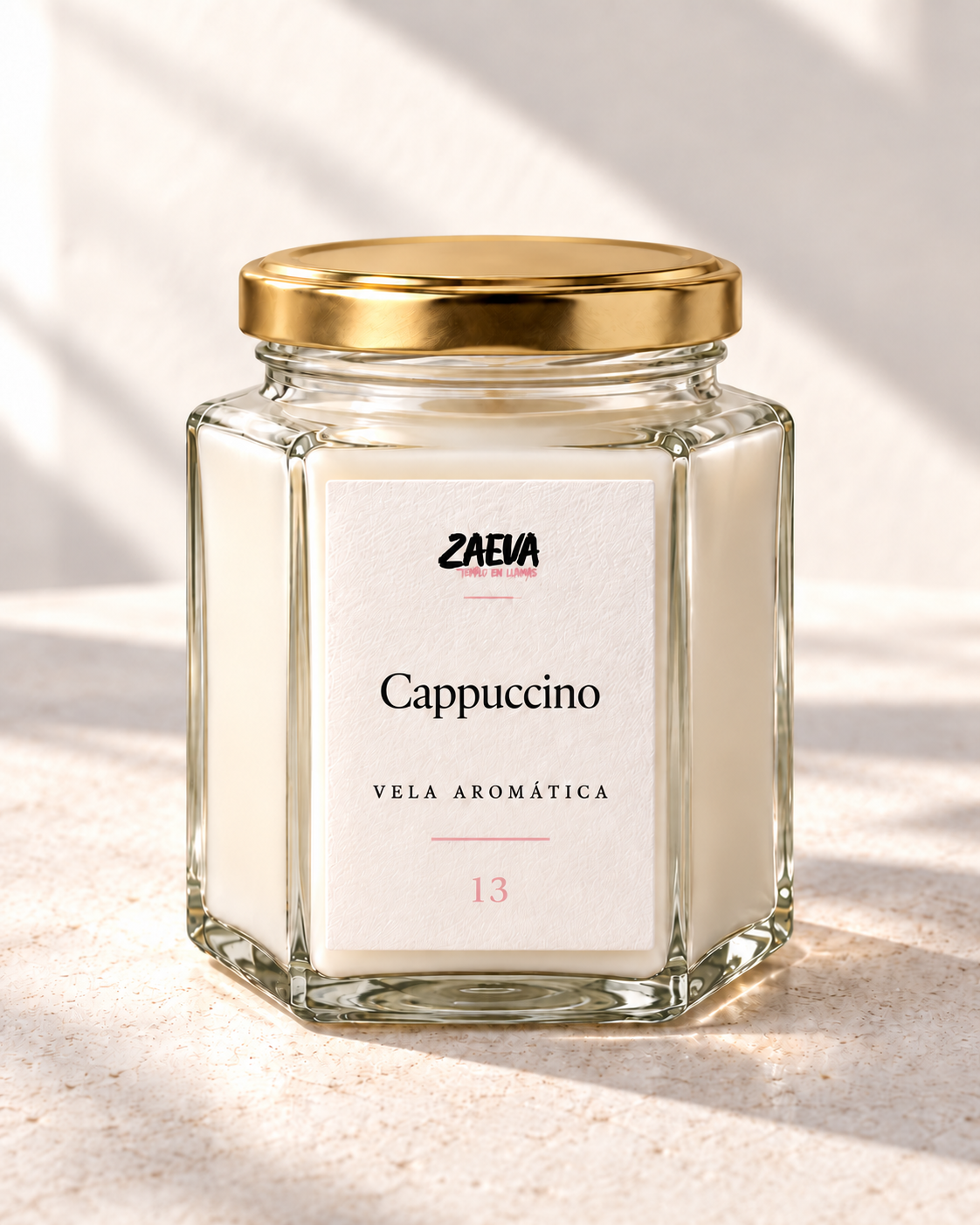 Vela aromática Cappuccino de ZAEVA con la tapa dorada puesta