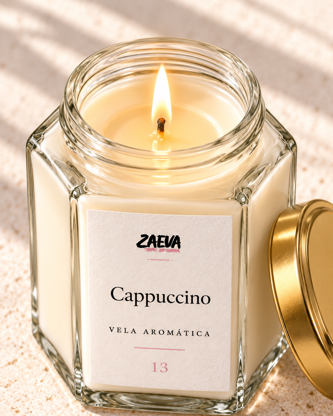 Detalle de la vela aromática Cappuccino de ZAEVA encendida