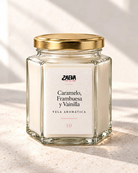 Vela aromática Caramelo, Frambuesa y Vainilla de ZAEVA, cera de soja en tarro hexagonal de vidrio con tapa dorada