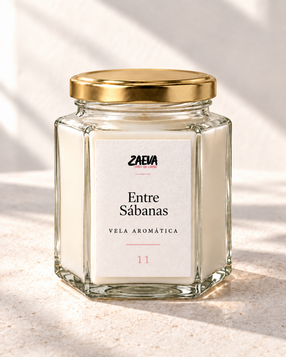 Vela aromática Entre Sábanas de ZAEVA con la tapa dorada puesta
