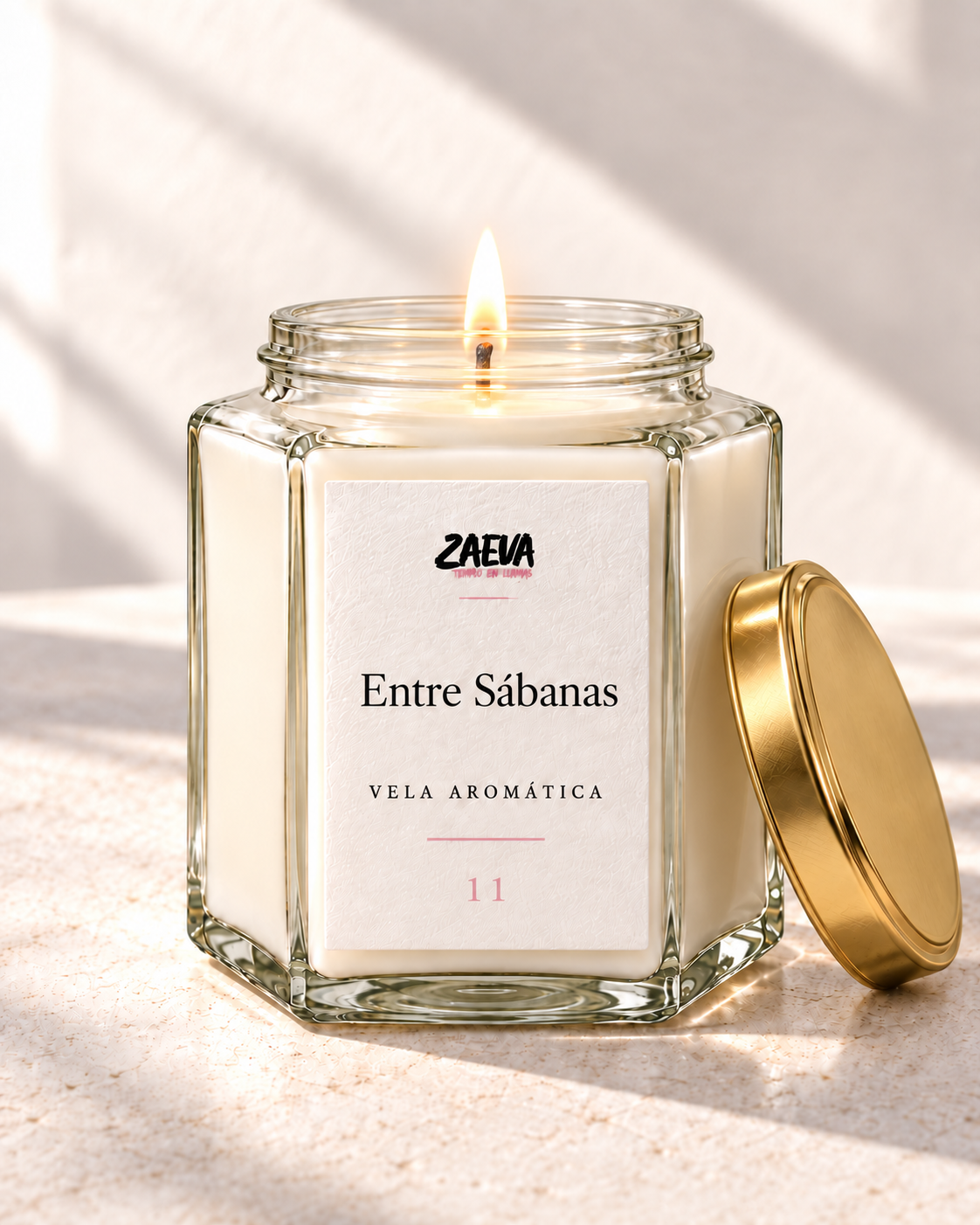 Vela aromática Entre Sábanas ZAEVA encendida con tapa dorada