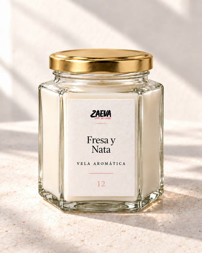 Vela aromática Fresa y Nata de ZAEVA con la tapa dorada puesta