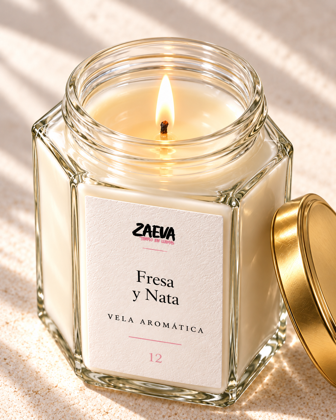 Detalle de la vela aromática Fresa y Nata de ZAEVA encendida