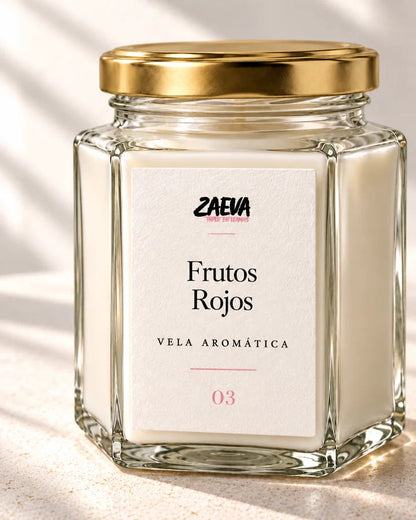 Detalle de la cera de soja y la tapa dorada de la vela aromática Frutos Rojos de ZAEVA