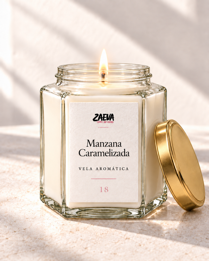 Vela aromática Manzana Caramelizada ZAEVA encendida con tapa dorada